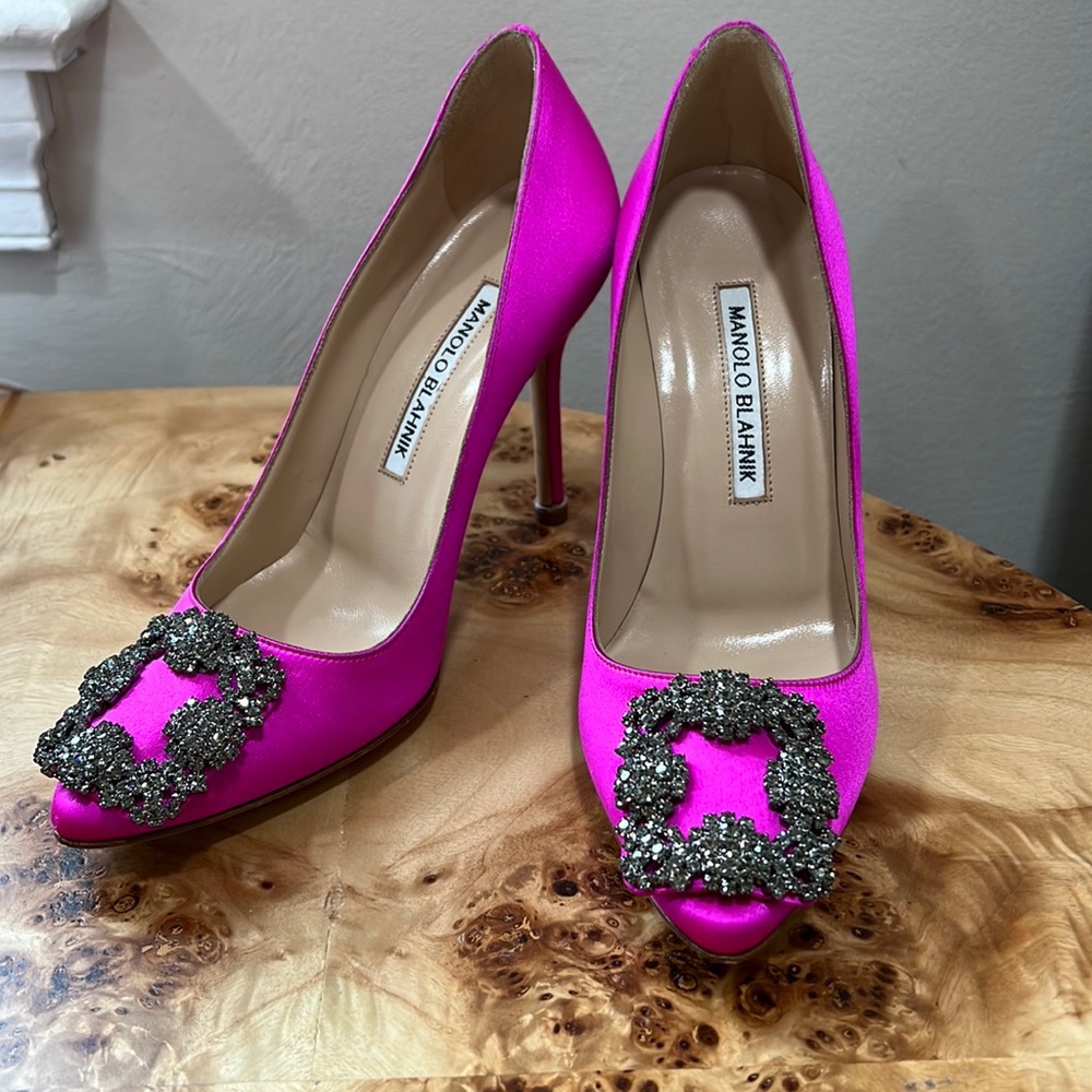 Manolo Blahnik Hangisi Satin Heels Pumps Fuschia Pink Sz 35.5 NIB